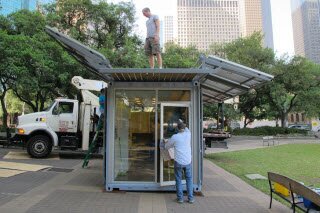 На солнечной энергии офис Shipping Container производит в два раза больше энергии