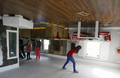 Австрийский дом вверх тормашками выглядит так, как будто был сброшен с неба