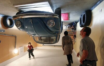 Австрийский дом вверх тормашками выглядит так, как будто был сброшен с неба