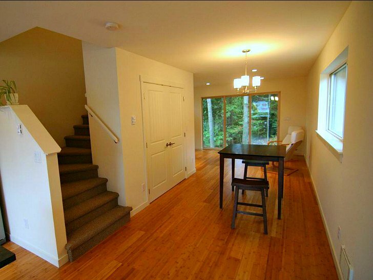 Лестница наверх и обеденная зона