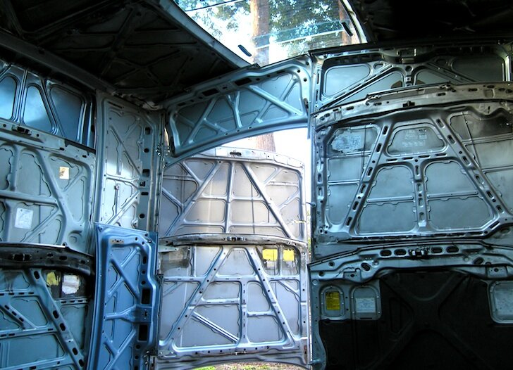 Помещение из старых автомобильных капотов