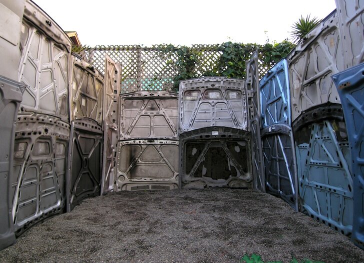 Помещение из старых автомобильных капотов