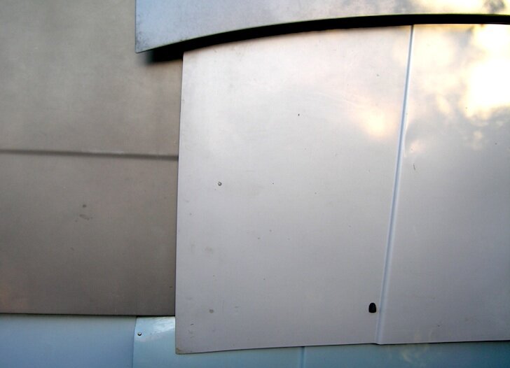 Помещение из старых автомобильных капотов