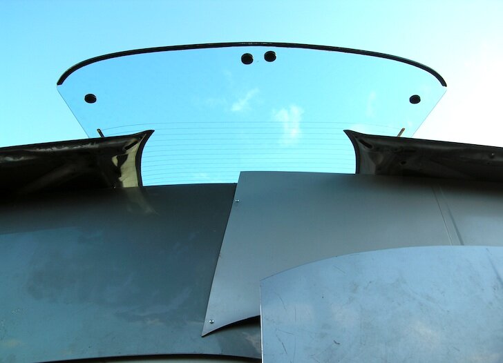 Помещение из старых автомобильных капотов