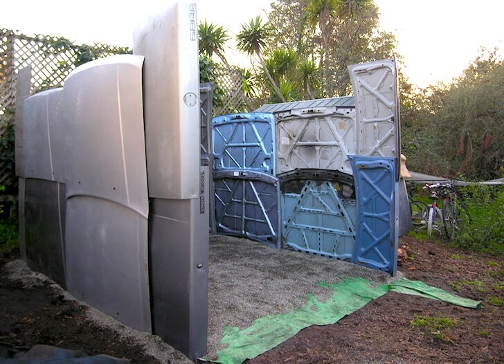 Помещение из старых автомобильных капотов