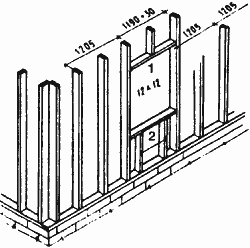 Установка вертикальных брусьев каркаса наружной стены при облицовке плитами шириной 1200 мм