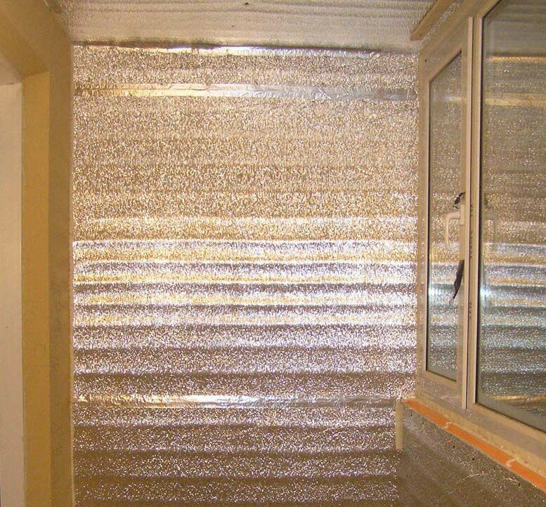 устанавливается Пенофол, фольгой внутрь помещения