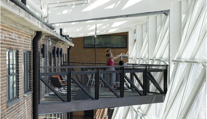 Историческая верфь с кристаллическим фасадом