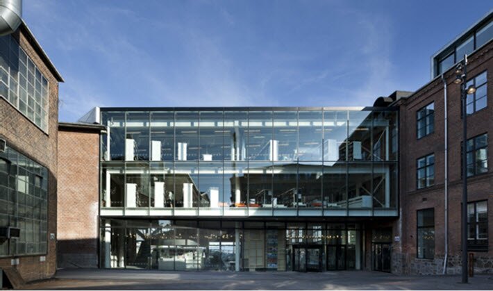 Историческая верфь с кристаллическим фасадом