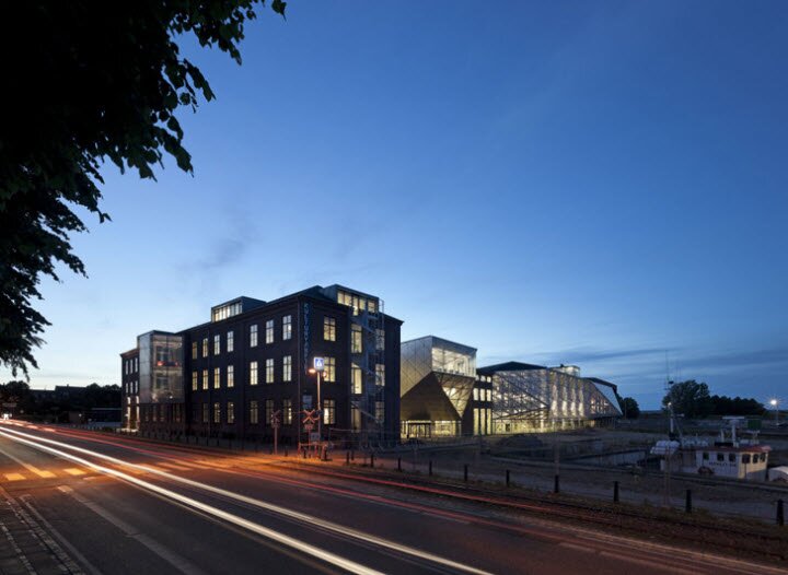 Историческая верфь с кристаллическим фасадом