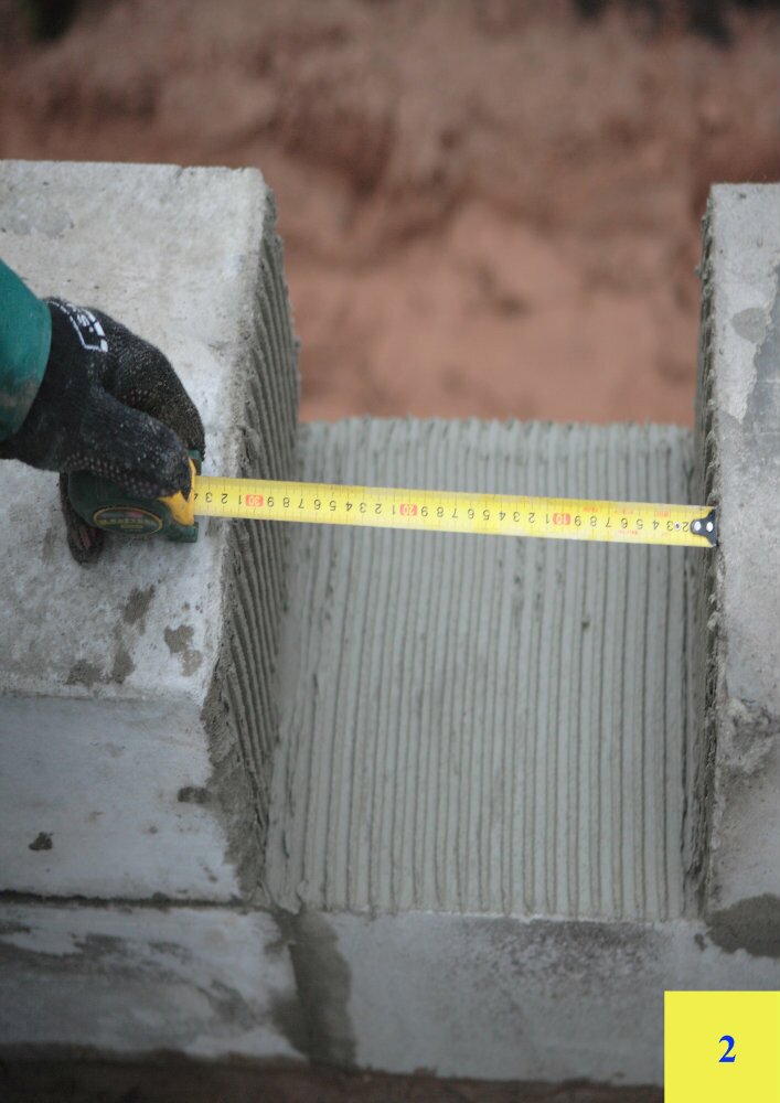 Кладка первого ряда блоков