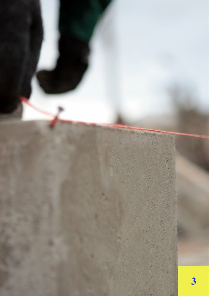 Кладка первого ряда блоков