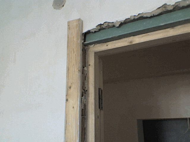 Крепим рейку на будущий откос