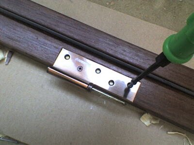 Как устанавливает двери Серега - крепим петлю