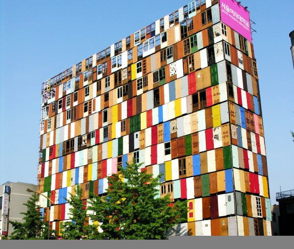 Фасад 10 этажного здания 1000 старых дверей