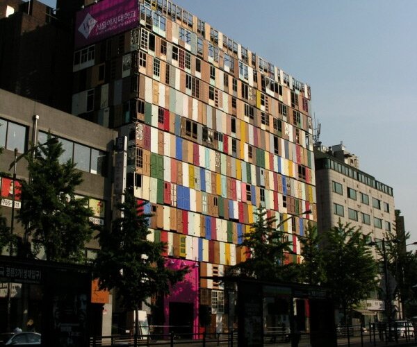 Фасад 10 этажного здания 1000 старых дверей