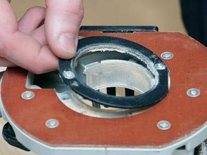 Для точной и удобной работы фрезер должен иметь гладкую подошву. Когда копировальная втулка не используется, паз, предназначенный для нее, закрывают кольцом