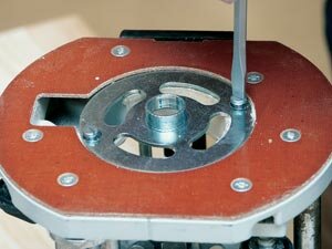 Подобная втулка с нужным диаметром опорного кольца, ее привинчивают, но крепежные винты не затягивают