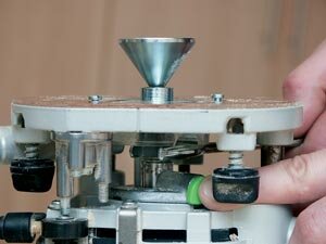 Для точного позиционирования втулки устанавливают центрирующий корпус