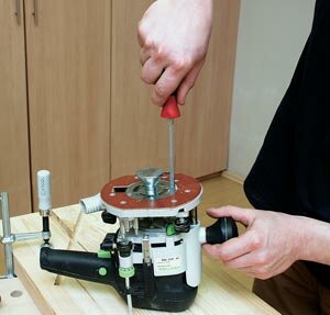 После установки конуса стопор механизма опускания освобождают, и подошва под действием подъемных пружин прижимает конус ко втулке, тем самым точно центрируя ее