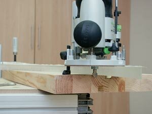 Если шаблон дает надежную опору только одной из сторон платформы, с другой выдвигают и фиксируют стопорным винтом дополнительную «подпорку»