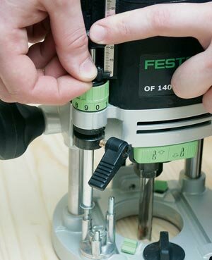 «Голову» инструмента опускают до упора фрезой в поверхность, после чего ее удобно фиксировать