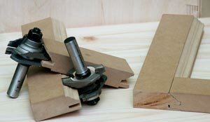 Одна из фрез (профиль) формирует кромку детали; парной (контрпрофиль) «проходят» торец сопрягаемой заготовки