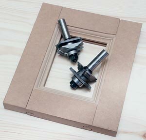 Одна из фрез (профиль) формирует кромку детали; парной (контрпрофиль) «проходят» торец сопрягаемой заготовки