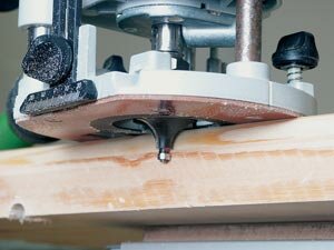 Такая оснастка удобна в работе и к тому же позволяет фрезеровать криволинейные кромки