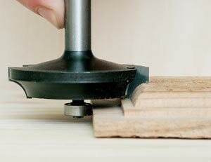 Такая оснастка удобна в работе и к тому же позволяет фрезеровать криволинейные кромки