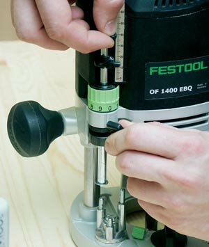 Штангу поднимают до совпадения указателя с требуемым делением измерительной шкалы и зажимают ее фиксатором