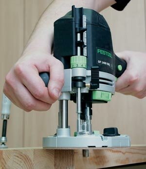 При опускании «головы» фреза войдет в заготовку на глубину, выставленную на откалиброваннои шкале