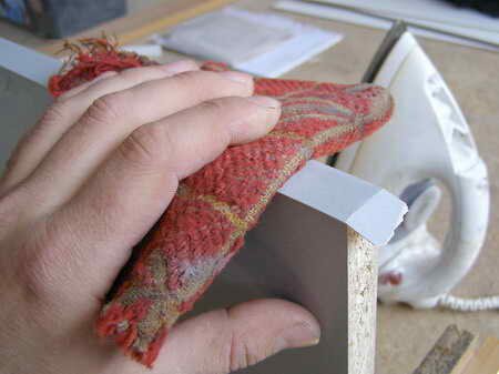 приглаживаем к торцу с помощью тряпочки