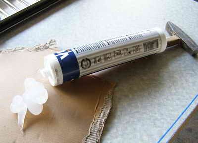 Торцы выреза промазываем силиконом