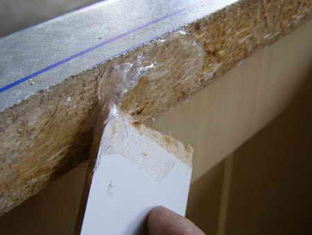 Устанавливаем крепления и приклеиваем уплотнитель входящий в комплект мойки