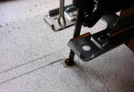 Вставляем в одно из отверстий пилку лобзика