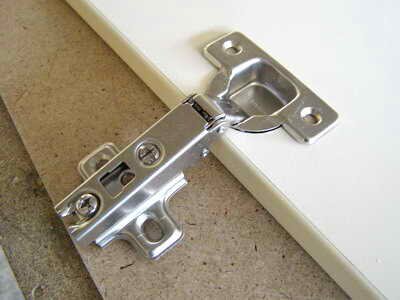 Вставляем петлю в паз