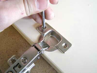 Накерниваем шилом место под саморезы