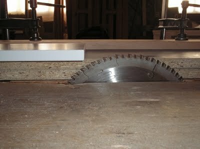 Делаем пропил на боковых заготовках