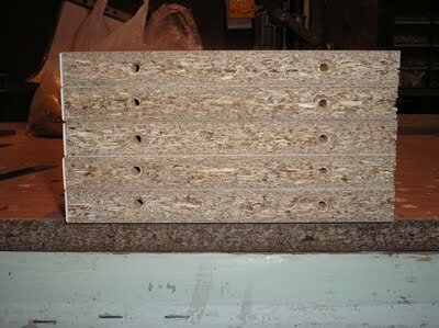 Сверлим торцевые отверстия во фронтальных и задних деталях ящика