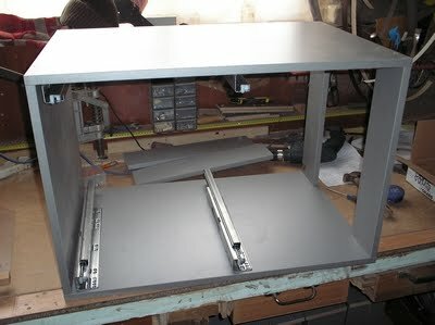 Прикручиваем вторую стойку к направляющим