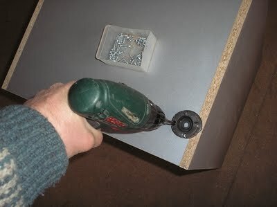 Прикручиваем регулируемые кухонные ножки