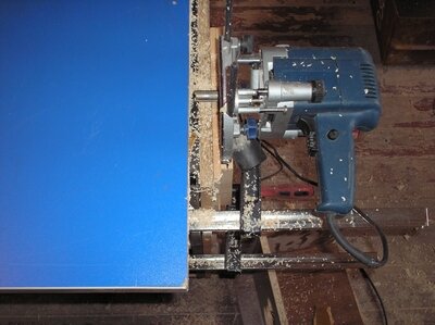 Приспосабливаю к верстаку фрезер