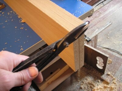 Обрезаем лишнее ножницами