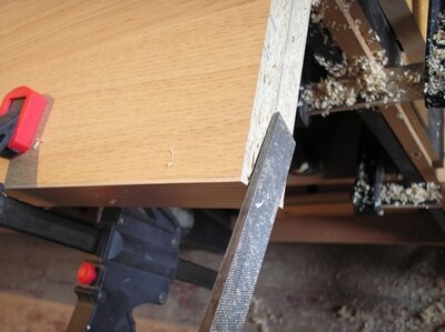 Торцы обрабатывают напильником