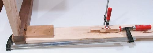 Склеиваем паз и шип выступа фартука