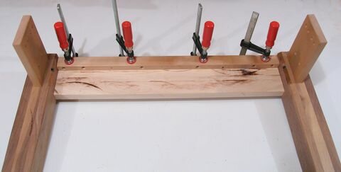 Склеить выступ на внутренней рельсы конце перрона