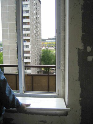 установка подоконика для пластикового окна