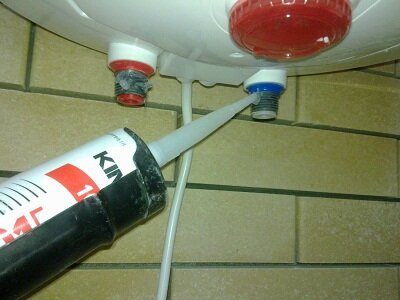 Монтаж системы отопления на основе электрического котла - используем силиконовый герметик