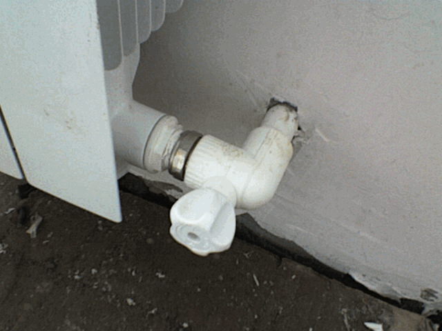 Выход из стены трубы отопления